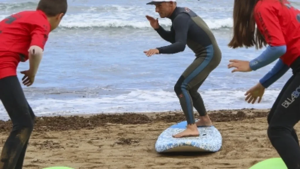La Ley de Costas deja sin sede a la escuela de surf de Eneko Acero en la playa de Barinatxe La Ley de Costas deja sin sede a la escuela de surf de Eneko Acero en la playa de Barinatxe