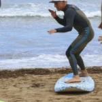 La Ley de Costas deja sin sede a la escuela de surf de Eneko Acero en la playa de Barinatxe