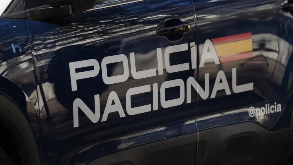 La Policía Nacional intercepta a un grupo ultra del Racing de Santander con palos de escoba antes del partido frente a Osasuna