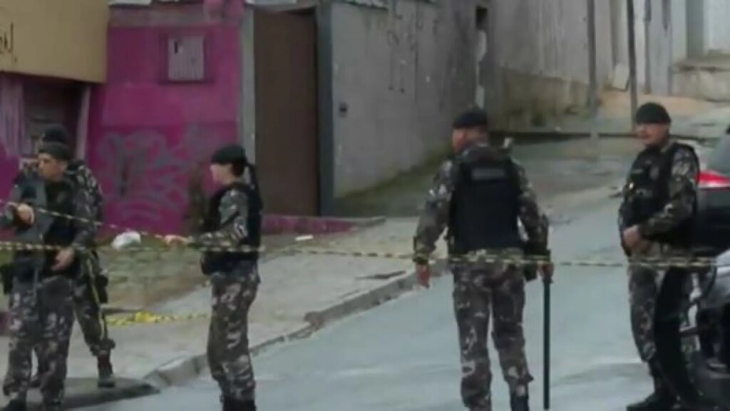 La Policía de Brasil mata a un hombre que había tomado como rehenes a los niños de una escuela en Curitiba La Policía de Brasil mata a un hombre que había tomado como rehenes a los niños de una escuela en Curitiba