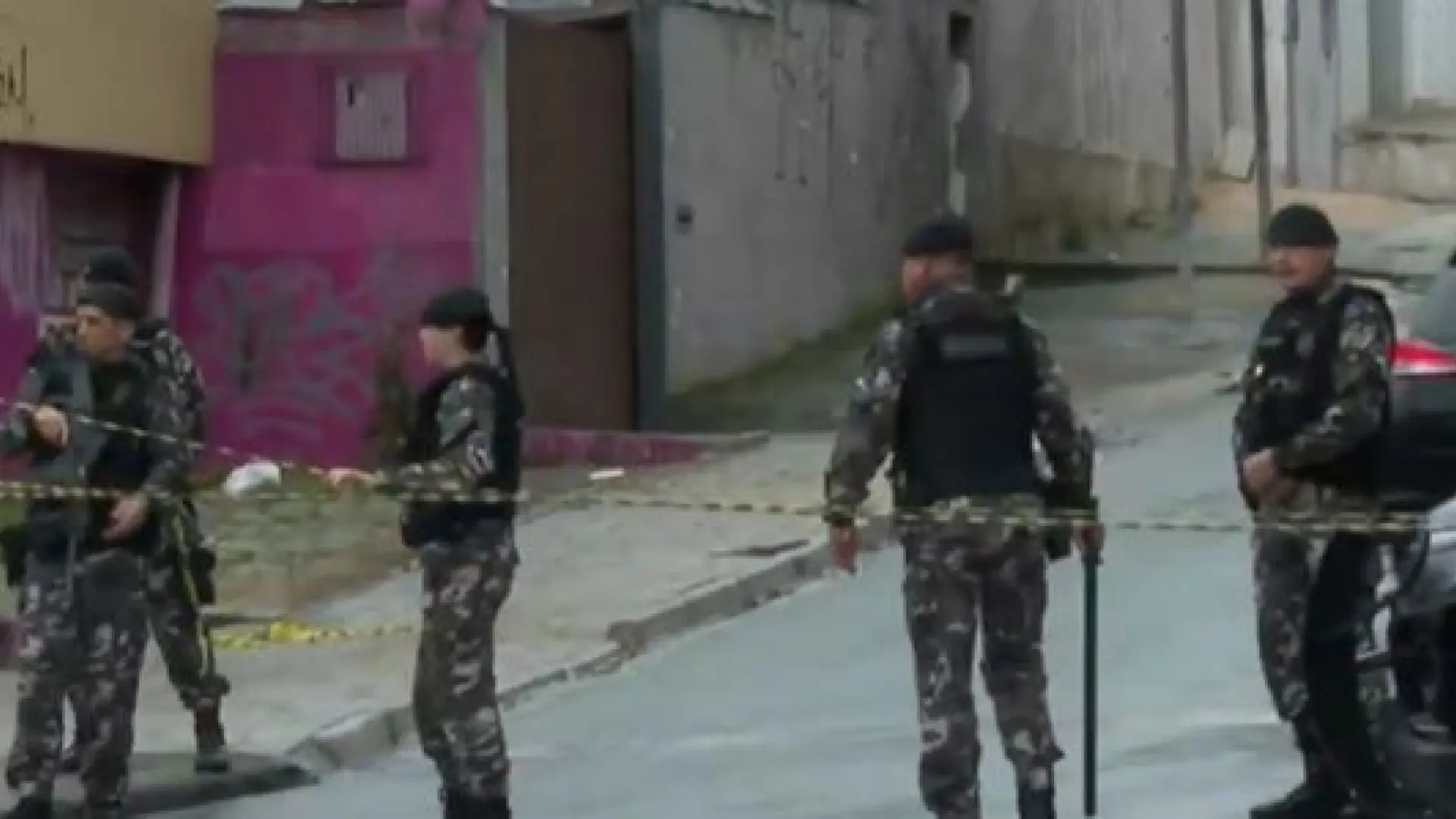 La Policía de Brasil mata a un hombre que había tomado como rehenes a los niños de una escuela en Curitiba La Policía de Brasil mata a un hombre que había tomado como rehenes a los niños de una escuela en Curitiba