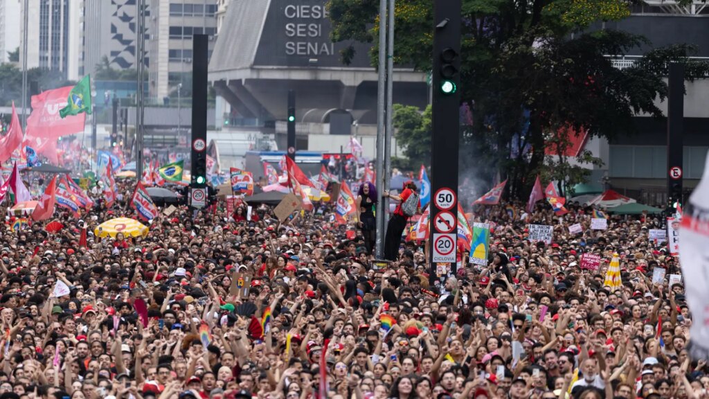 La izquierda brasileña sale a las calles para tratar de impulsar una remontada de Lula La izquierda brasileña sale a las calles para tratar de impulsar una remontada de Lula