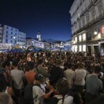 Los acampados en Sol votan continuar con la protesta sin una fecha límite