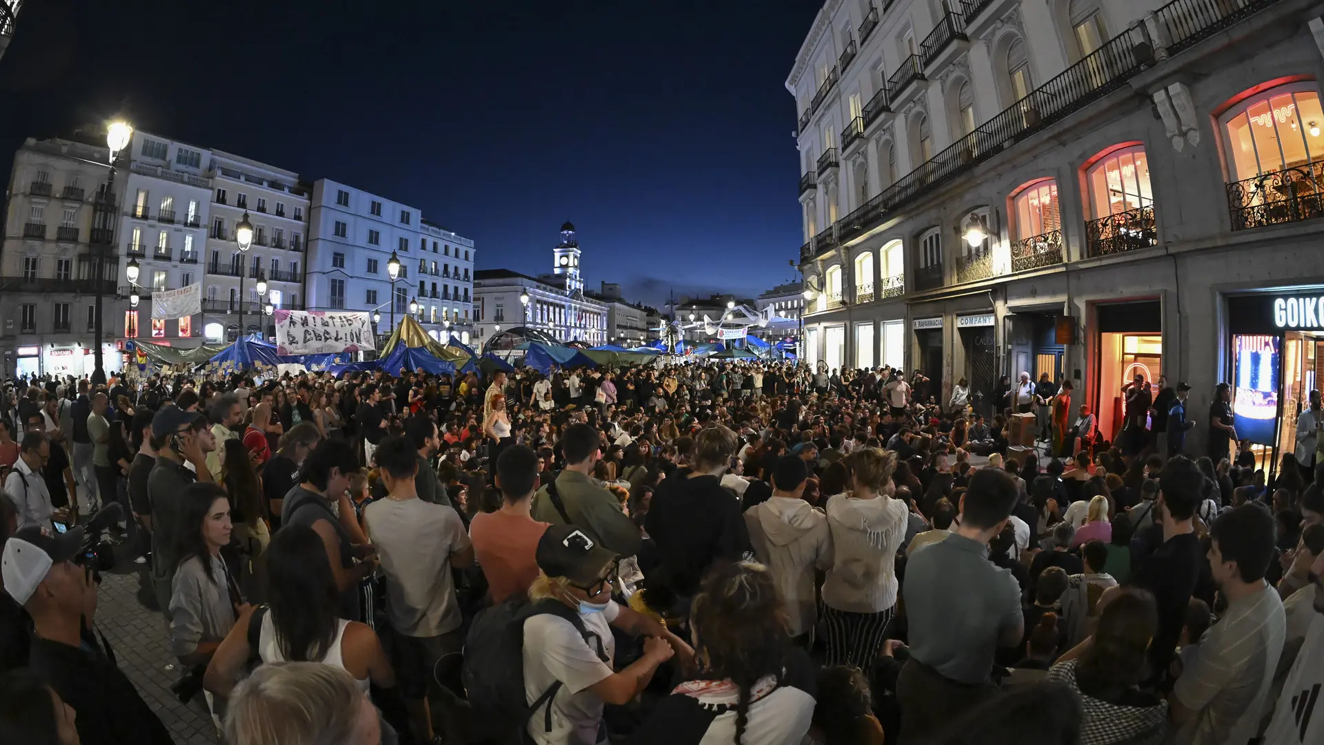 Los acampados en Sol votan continuar con la protesta sin una fecha límite Los acampados en Sol votan continuar con la protesta sin una fecha límite
