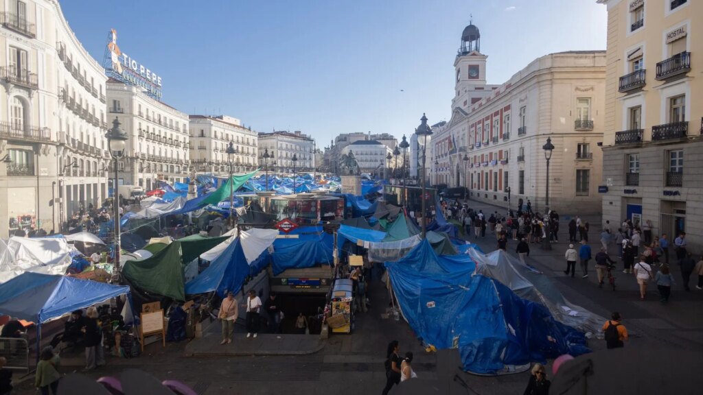 Los comercios de Madrid denuncian pérdidas estimadas de «cerca de 25 millones de euros» por la acampada en la Puerta del Sol Los comercios de Madrid denuncian pérdidas estimadas de «cerca de 25 millones de euros» por la acampada en la Puerta del Sol