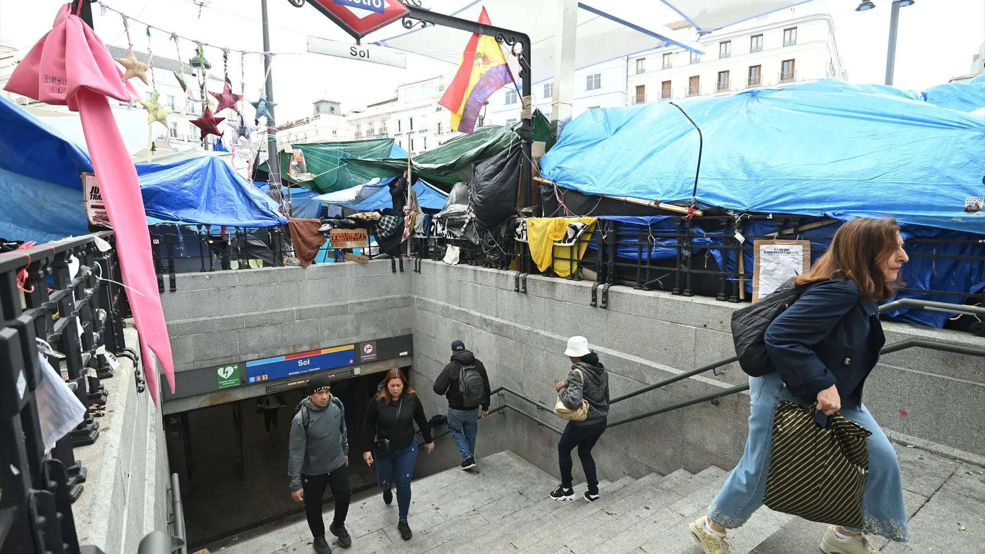 Madrid cerrará la estación de Metro de Sol otra vez «si vuelven a encontrar problemas de salubridad» y exige desalojar acampada Madrid cerrará la estación de Metro de Sol otra vez «si vuelven a encontrar problemas de salubridad» y exige desalojar acampada