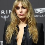 Miley Cyrus regresa a los escenarios y apuesta por la sastrería (y las transparencias) para presentar su nuevo trabajo en Hollywood