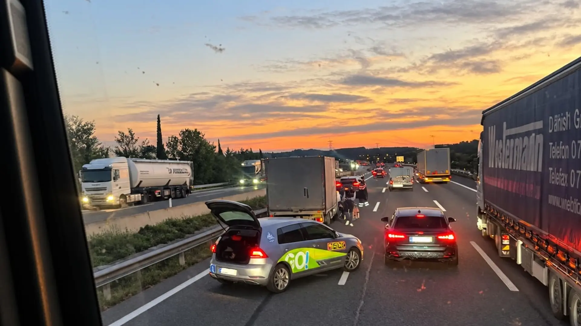 Muere la pasajera de una moto en un accidente con un camión en la AP-7 en Girona Muere la pasajera de una moto en un accidente con un camión en la AP-7 en Girona
