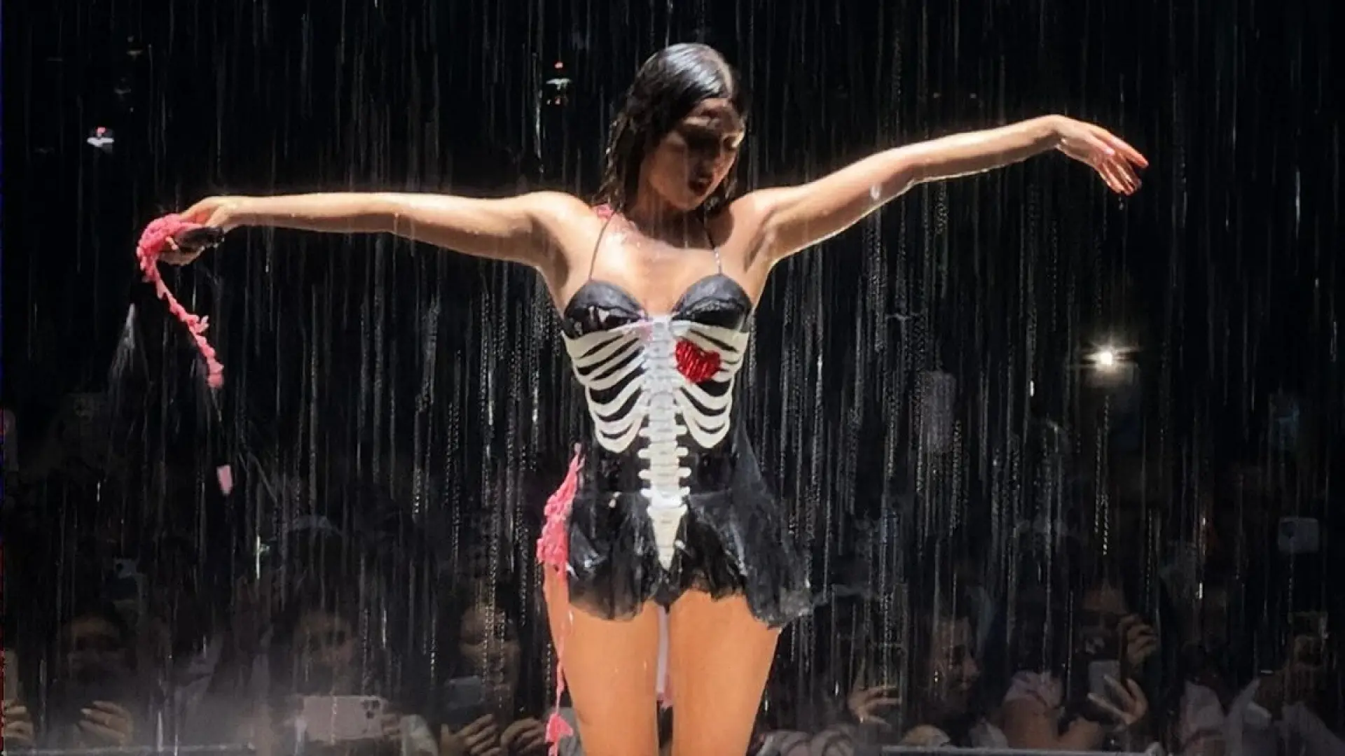 Olivia Rodrigo se adelanta a Halloween y se disfraza en su último concierto