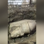 Un agricultor egipcio encuentra una escultura de Ramsés II mientras cultivaba pepinos