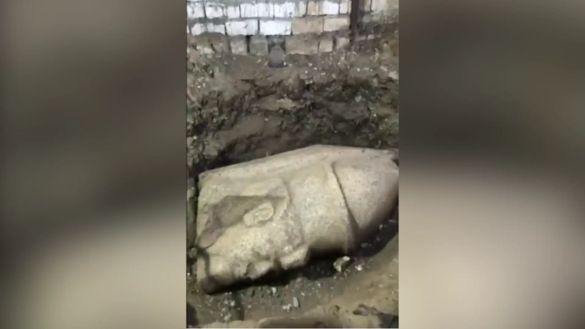 Un agricultor egipcio encuentra una escultura de Ramsés II mientras cultivaba pepinos Un agricultor egipcio encuentra una escultura de Ramsés II mientras cultivaba pepinos