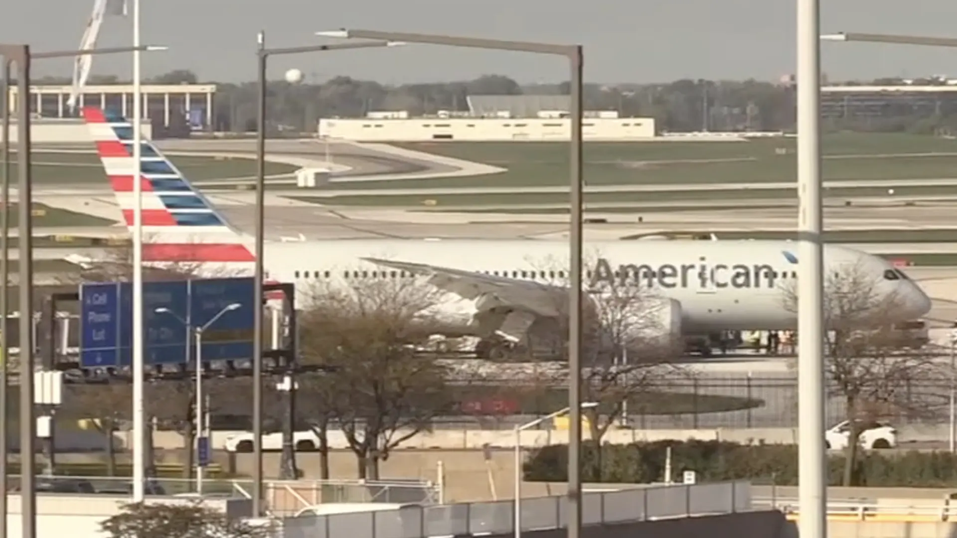 Un avión procedente de Barcelona sufre el reventón de dos neumáticos durante el aterrizaje en Chicago Un avión procedente de Barcelona sufre el reventón de dos neumáticos durante el aterrizaje en Chicago