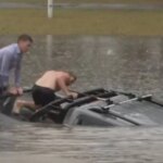 Un reportero de una televisión australiana salva a un conductor de ahogarse cuando su coche se hundía en unas inundaciones