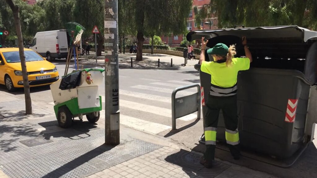 Valencia empieza a multar este martes con hasta 3.000 euros por ensuciar la ciudad